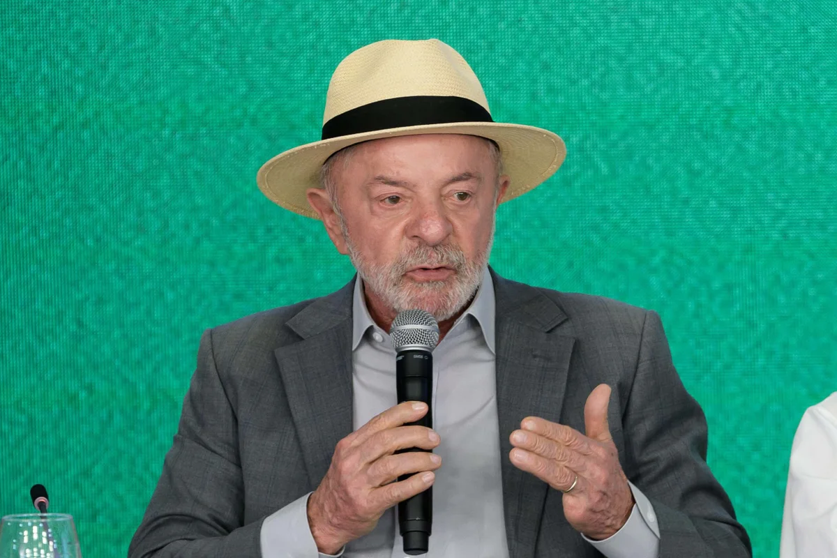 Em 1 mês de campanha, Lula encarou crises e viajou menos do que Flávio