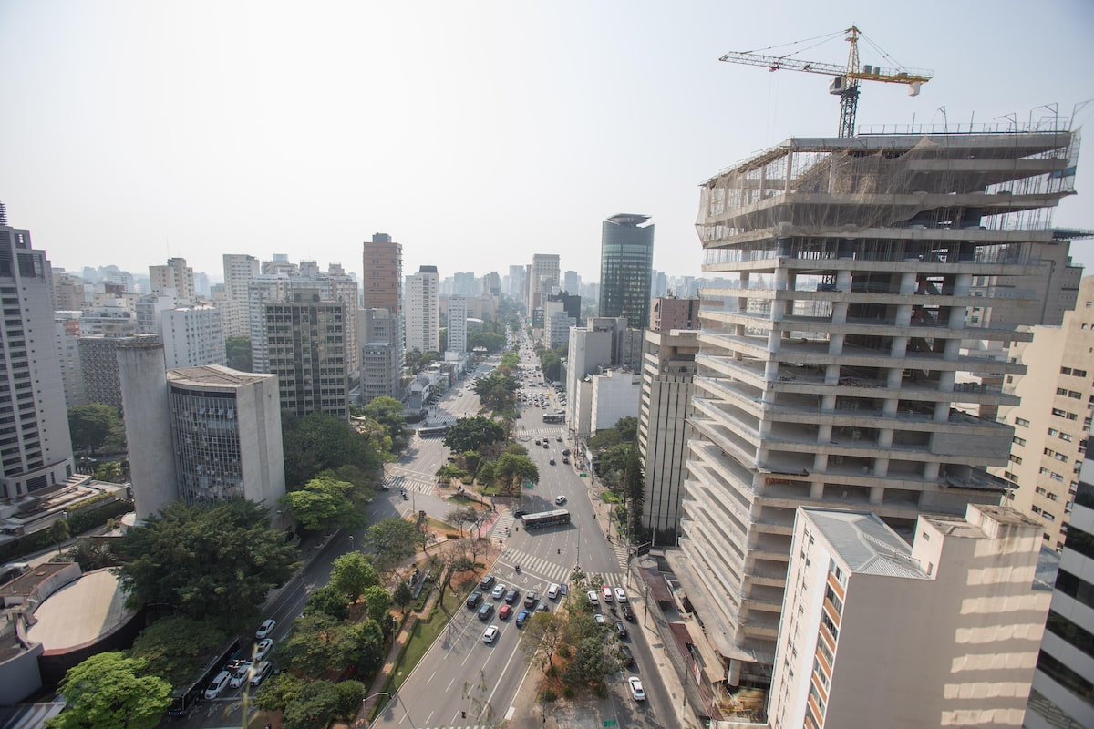 Marquise cai sobre duas pessoas na Avenida Faria Lima, em São Paulo