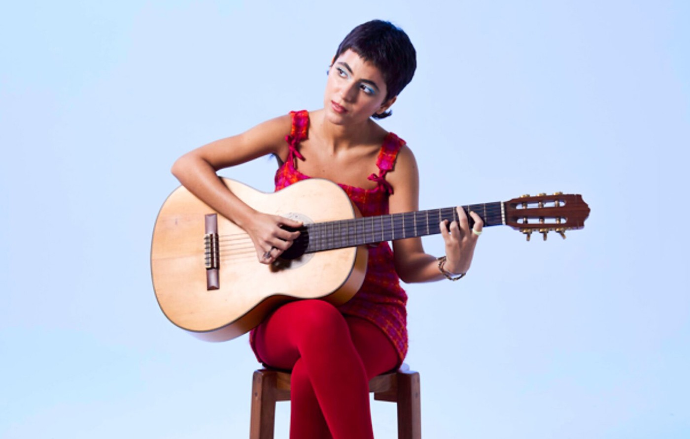 Filha de João Gilberto, Loulu Gilberto ganha surpreendentes indicações em duas categorias relevantes do 27º Grammy Latino