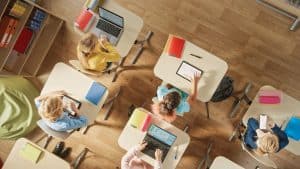 Uso diário de IA pode afetar o desempenho escolar, diz OCDE