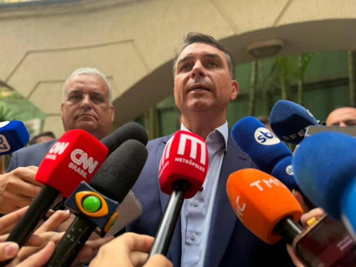 Flávio: reajuste no Bolsa Família é "ilegal" e "ato de desespero" de Lula