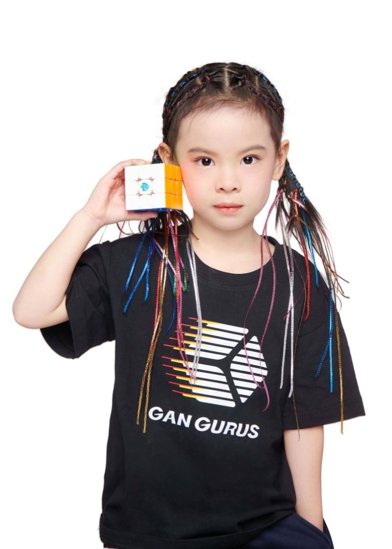 Chinesa de 6 anos estabelece recorde mundial ao resolver cubo mágico em 4 segundos