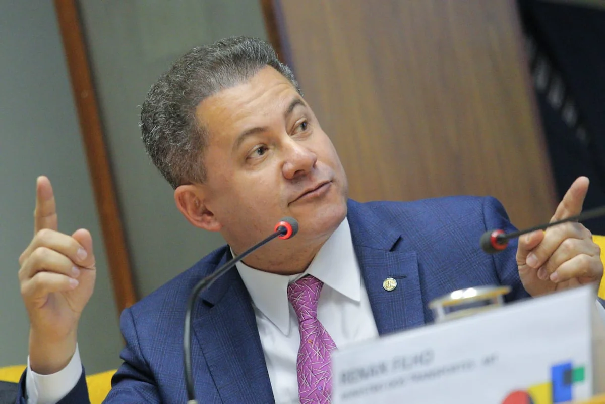 Foto colorida de Cezinha de Madureira, presidente da Comissão de Viação e Transporte - Metrópoles