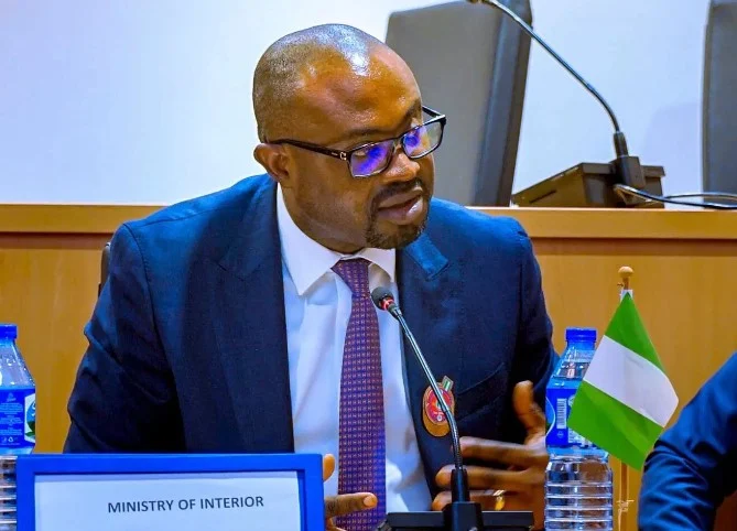 Imagem da matéria: Enchente em Anambra: Aluno desaparece enquanto polícia resgata nove