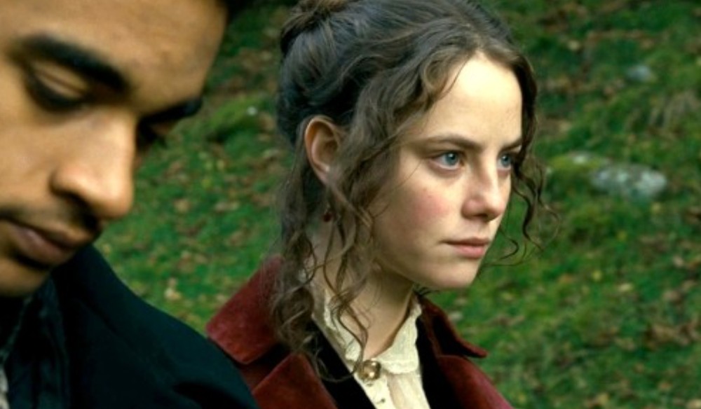 Na versão de 2011 de O Morro dos Ventos Uivantes, os protagonistas são vividos por Kaya Scodelario e James Howson — Foto: Reprodução/Curzon Film