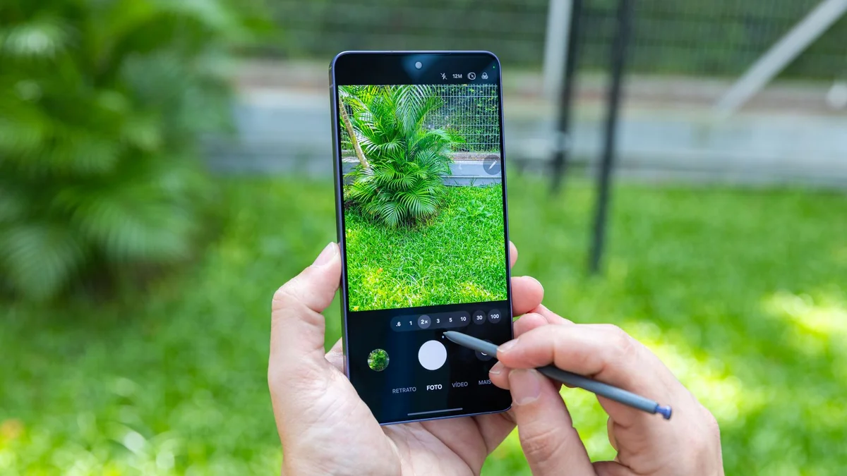 Samsung Galaxy S26 Ultra com a câmera aberta