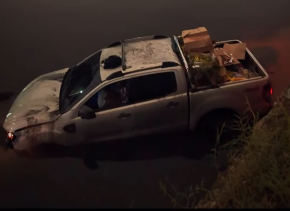 Criminoso é preso após fugir da PM e cair com carro roubado em rio na avenida Brasil, no Rio