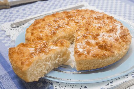 Bolo de coco com farofa crocante é opção fácil e deliciosa para o café da manhã de domingo