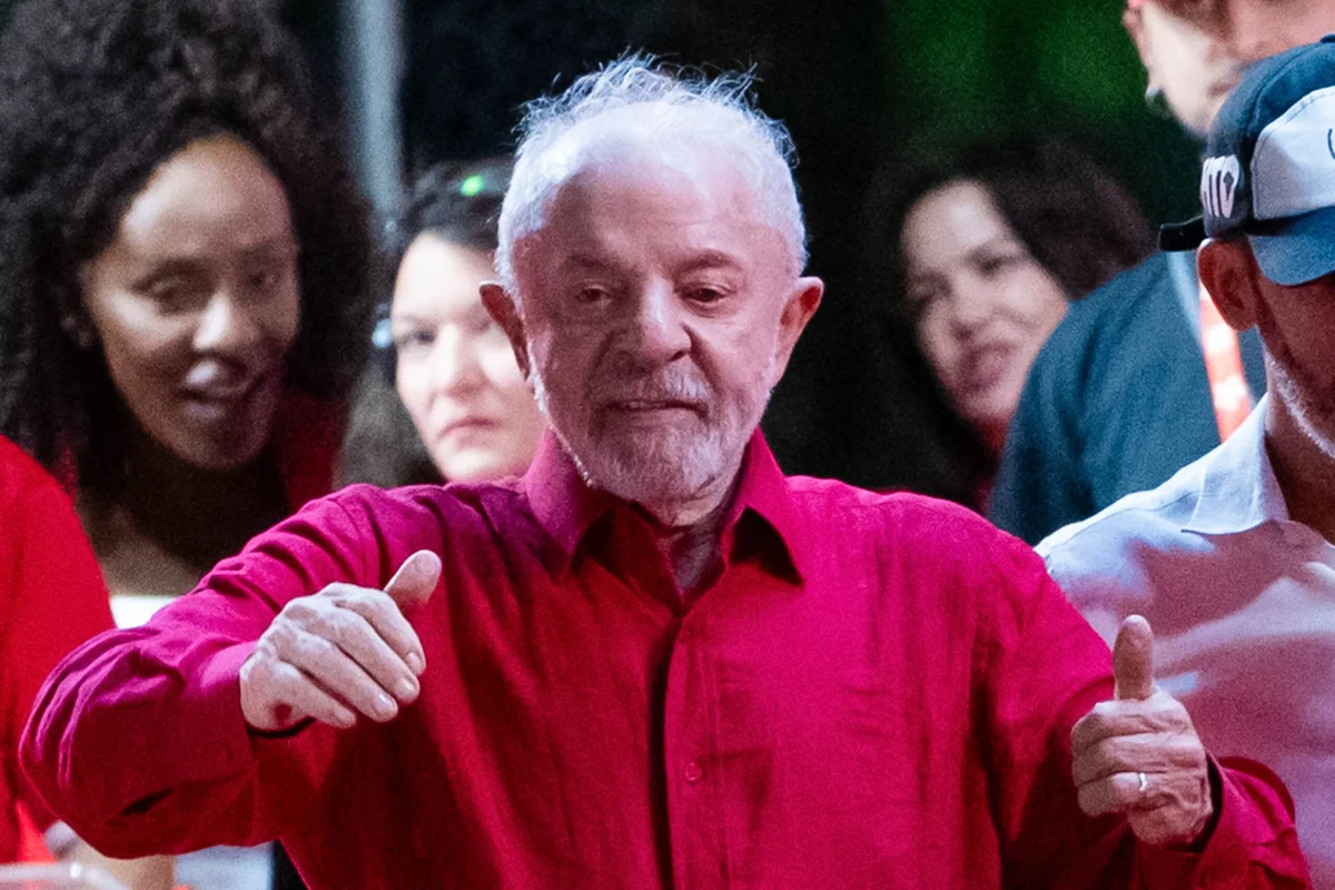 Em ofensiva no TSE, campanha de Lula questiona TV e posts de Flávio