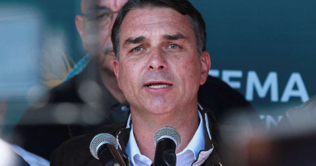 Flávio Bolsonaro tentou ligar para Vorcaro nos quatro dias anteriores à prisão do banqueiro dono do Master, diz jornal