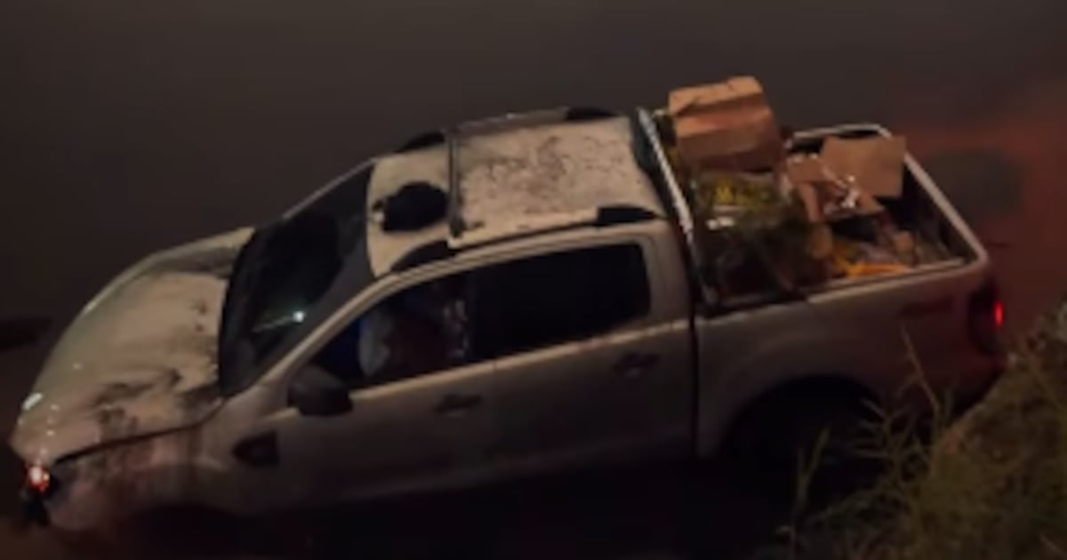 Criminoso é preso após fugir da PM e cair com carro roubado em rio na avenida Brasil, no Rio