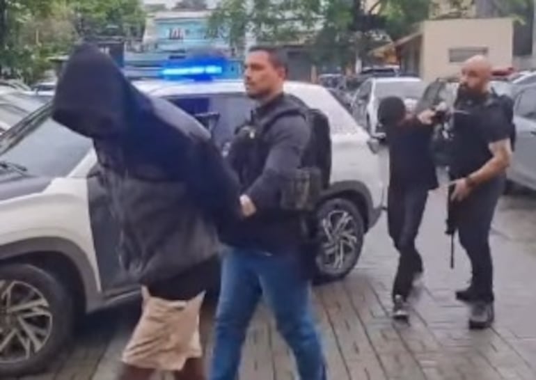 Polícia prende dois traficantes e apreende arma e drogas durante ação em Belford Roxo (RJ)