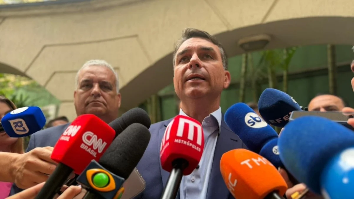 Flávio: reajuste no Bolsa Família é "ilegal" e "ato de desespero" de Lula
