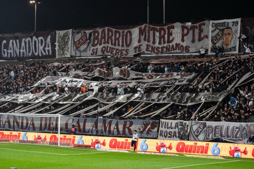 Além de Boca e River: veja como é um jogo de futebol raiz na casa do Platense, adversário do Fluminense na Libertadores