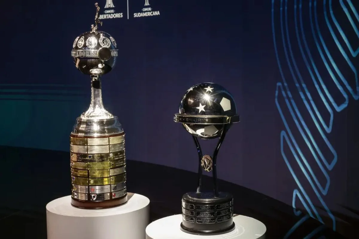 imagem colorida de torféus da Libertadores e Sul-American - metrópoles