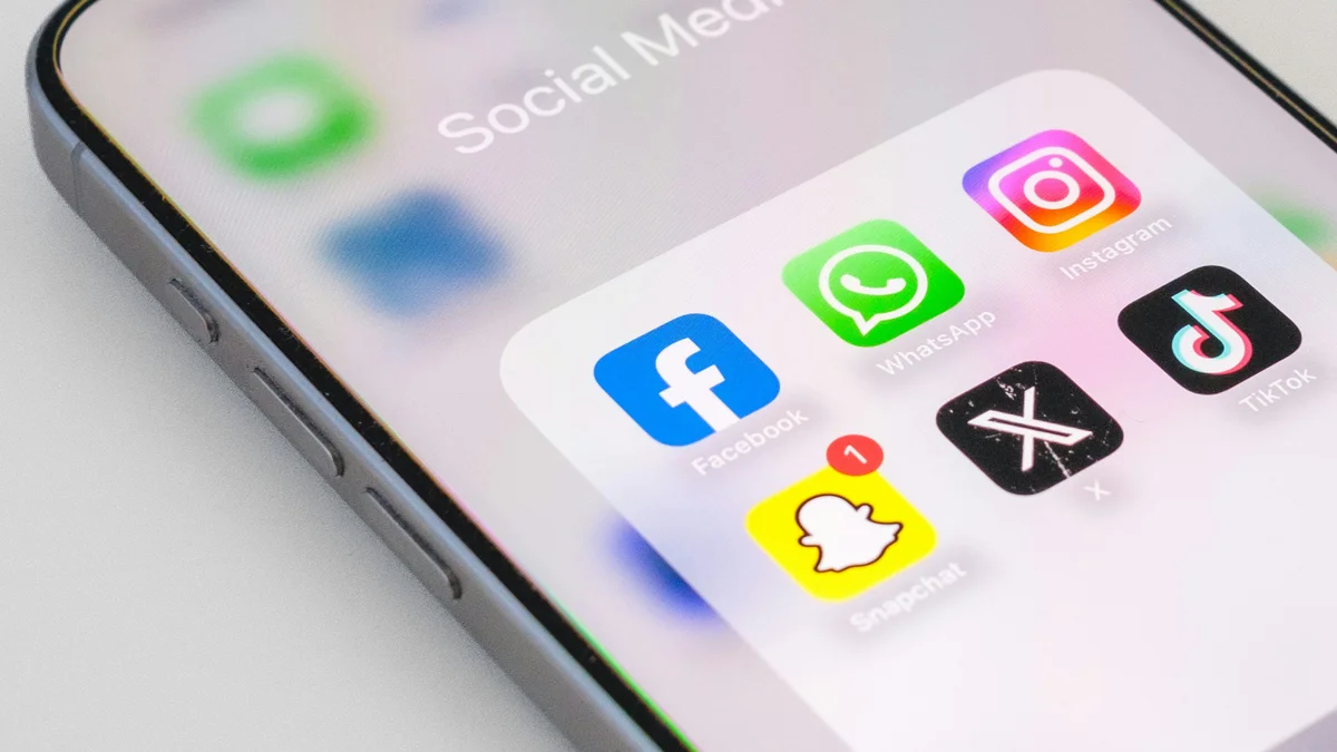 pasta no celular com aplicativos de redes sociais