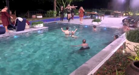 Madrugada agitada! Ana Bruna e Renê Thristan dão primeiro beijo de A Fazenda 18