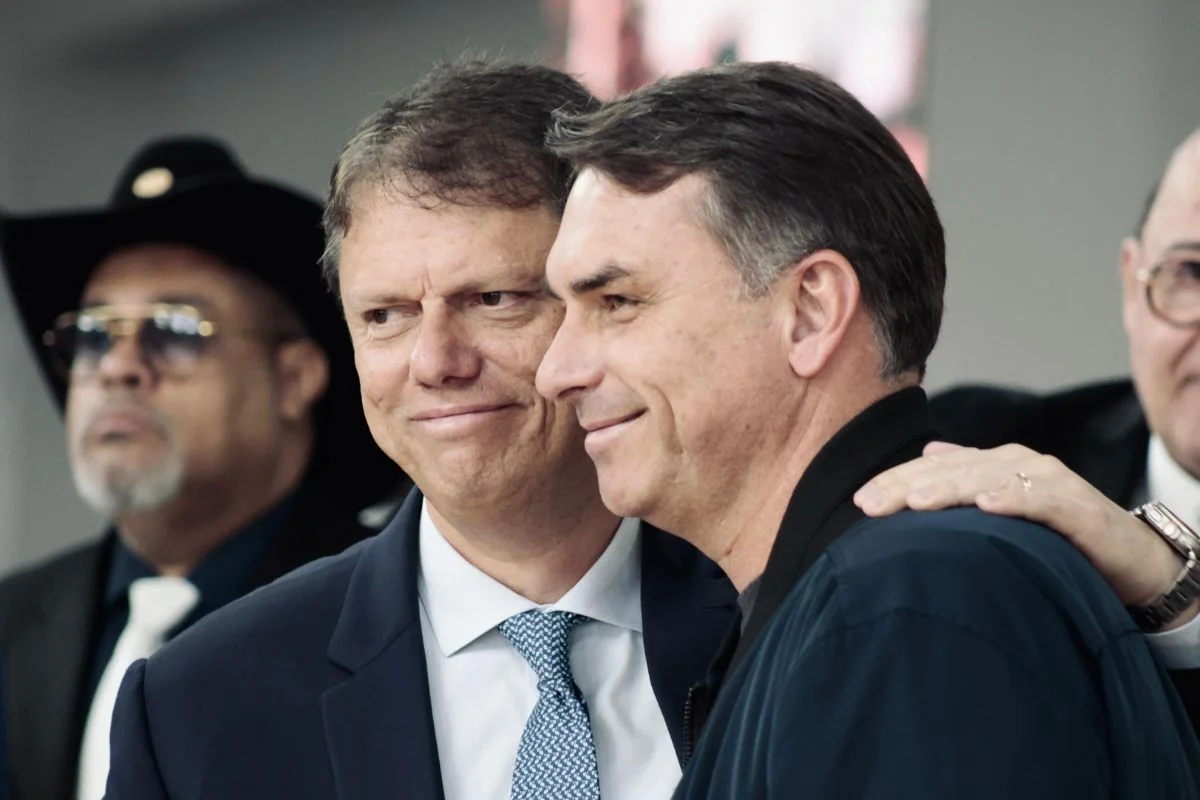 Flávio acompanha Tarcísio durante agenda em igreja evangélica em SP - Metrópoles