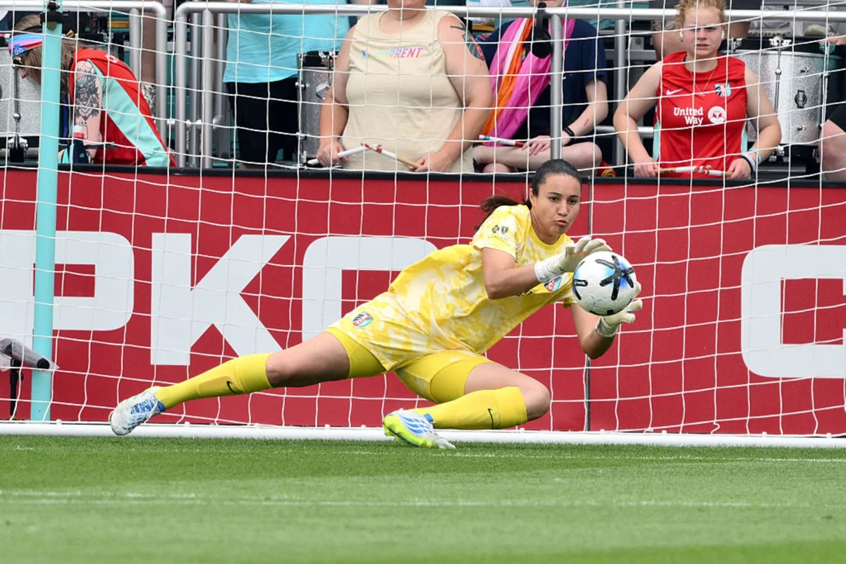 Lorena é indicada à Bola de Ouro como melhor goleira da temporada
