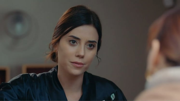 Em Iludida, Selçuk denuncia Asya por negligência e coloca carreira da médica em risco