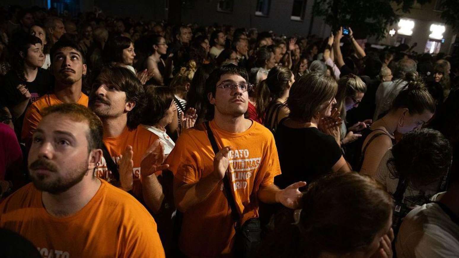 Manifestantes se reuniram já na terça-feira (22/9) em frente ao edifício, gritando em coro 'Maricarmen fica'
